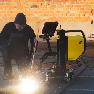 Man gouging with the ESAB Versotrac EWH 1000